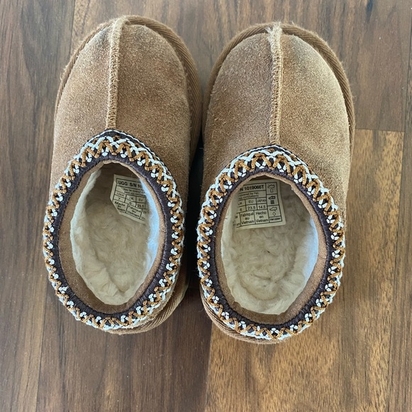 UGG Kids boots (size 7) - Picture 4 of 9